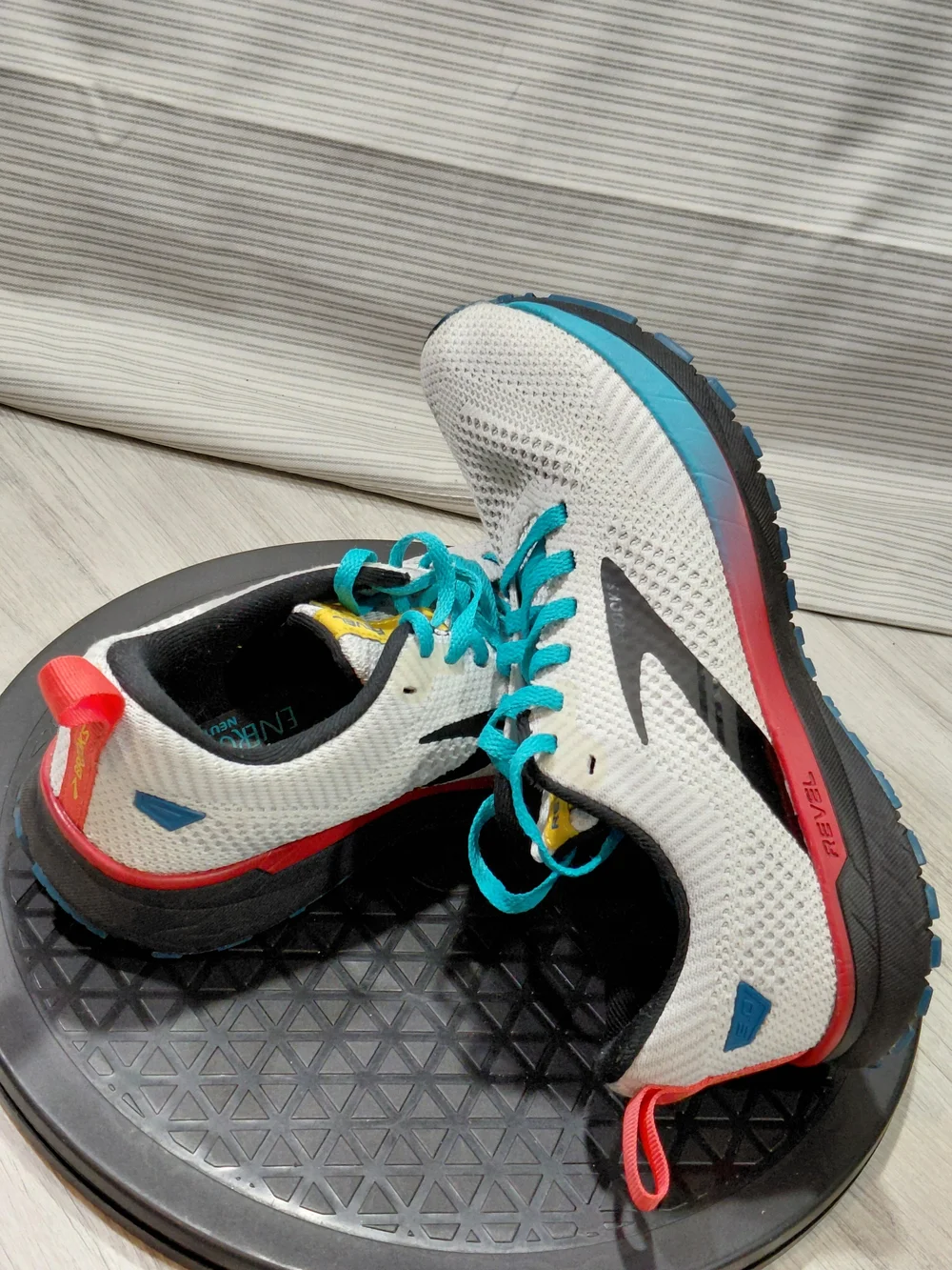Brooks Womens Revel 5.0 Knit Running Sneakers with Teal Laces White Black SIZE 6